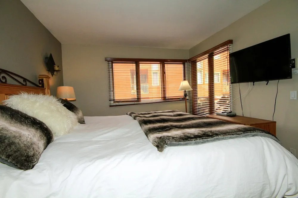 Mountainback #102, Corner Unit 2 Bedrooms 2 Bathrooms Condo