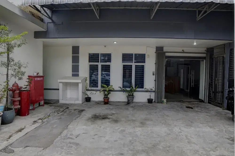 RedDoorz Hostel at FInest Medan