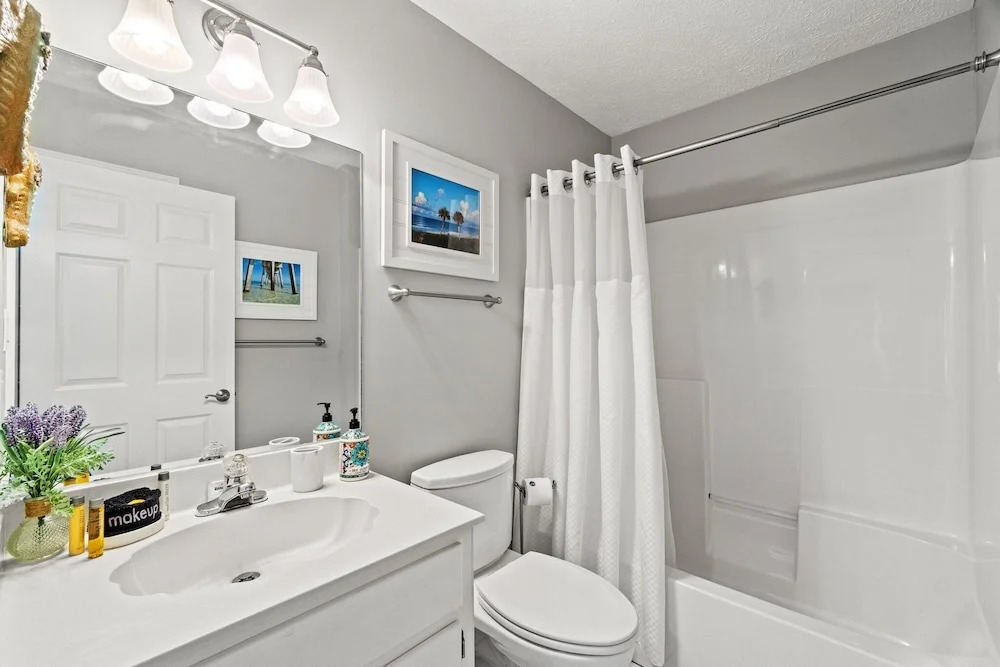 Contemporary Bungalow / West End PCB / Available NOW! / Perfect for Family