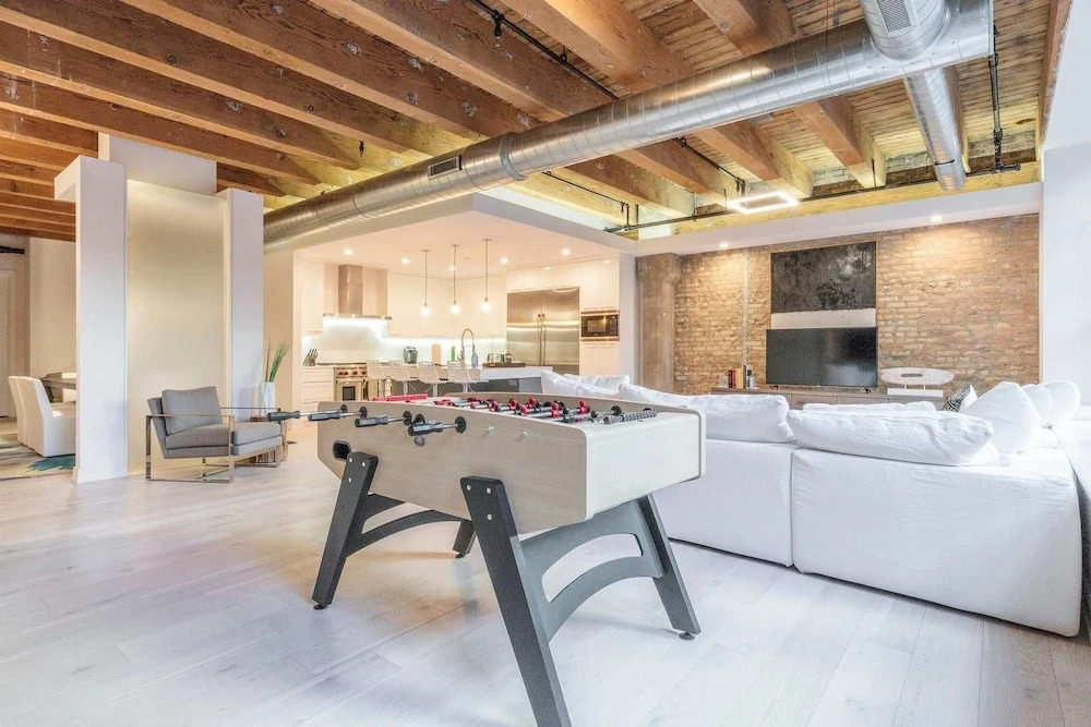 Spacious & Private 3 BDR Luxury Condo in Downtown