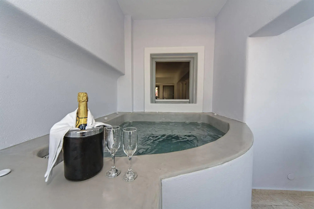 Blue Waves Suites & Apartments