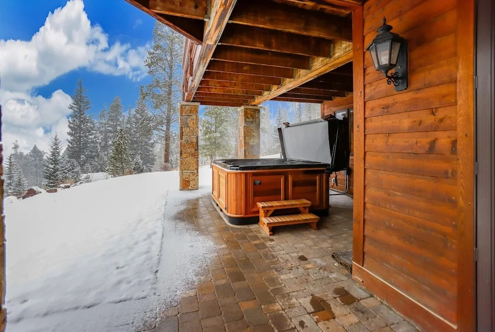Rounds Retreat 4 Bedroom Home by Redawning