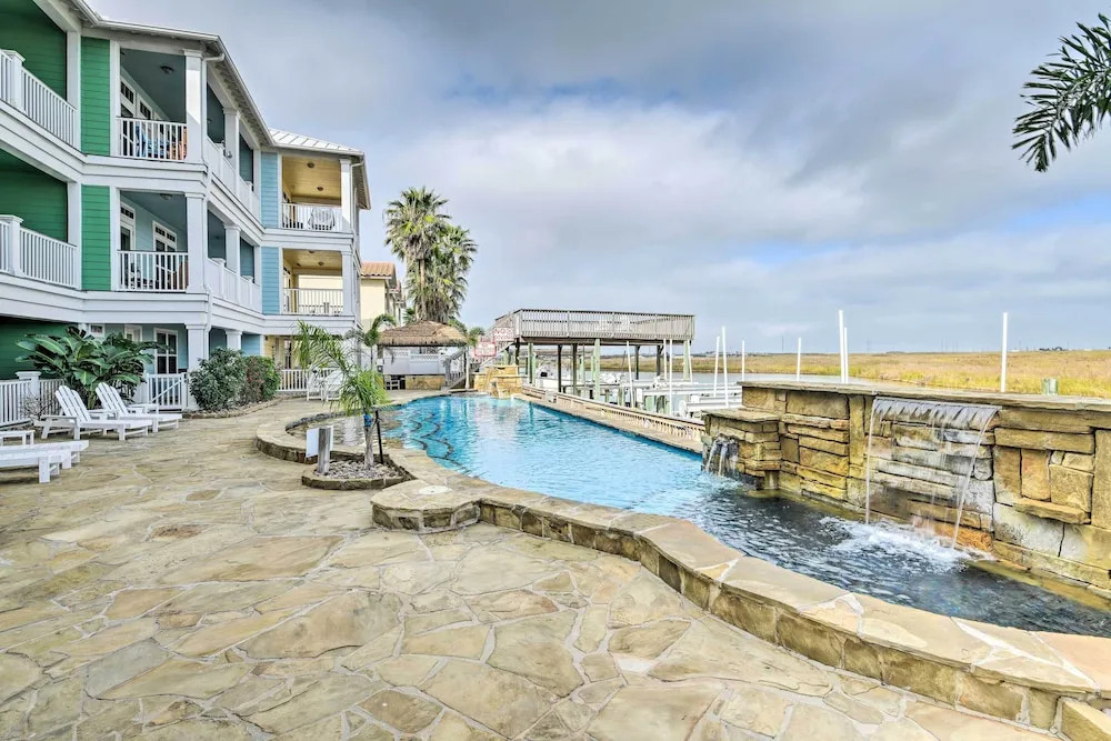Corpus Christi Home w/ Golf Cart: Walk to Beach