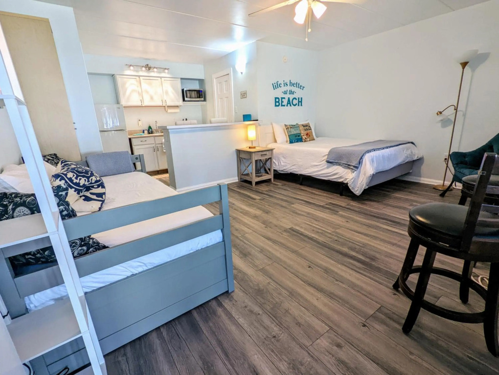 Renovated Oceanfront Boardwalk Pool, Beach, Kitchen, Restaurant, 4 People, cozy studio unit, walk right out no elevator
