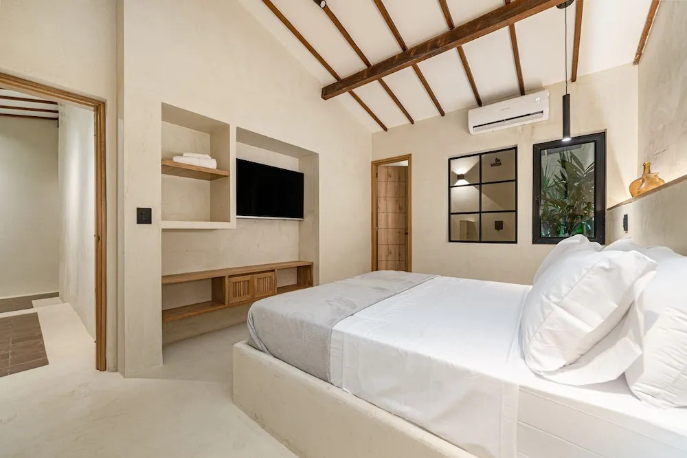 Provenza 6 Bedroom House by HOUSY HOST