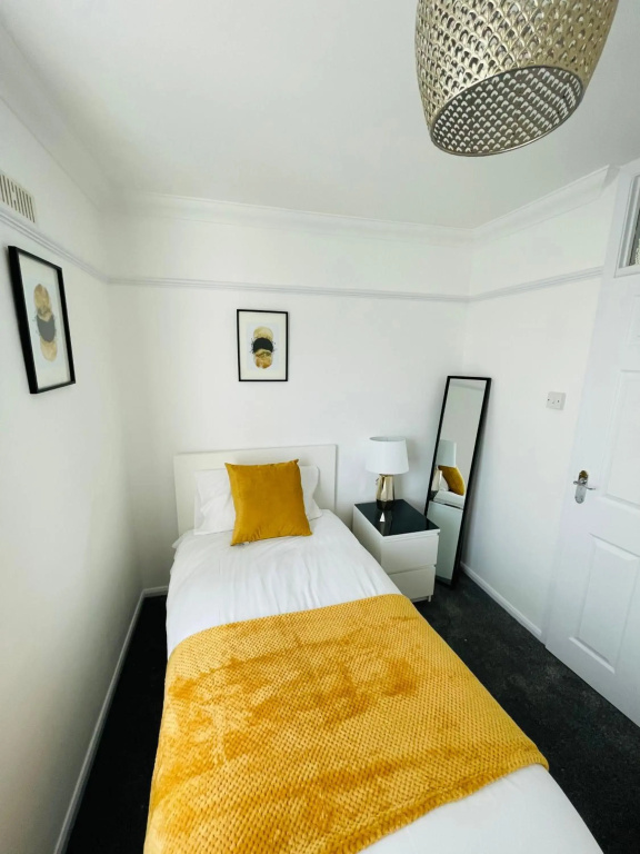 Lovely Modern 3 Bedroom Home with Private Garden & Large Driveway Fits 2 Vans Ideal for Contractors NHS & Long Term Stays Easy Access to M6, Walsall & City Centre