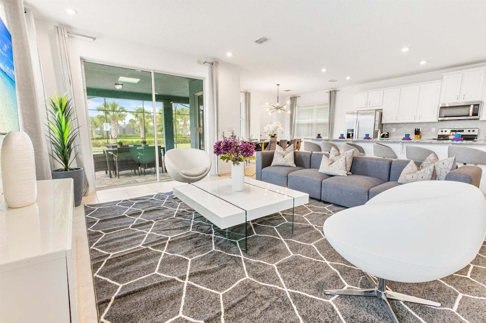 Spacious 6-bedroom Home With Private Pool & Spa in Solara Resort Just 7 Miles to Disney!