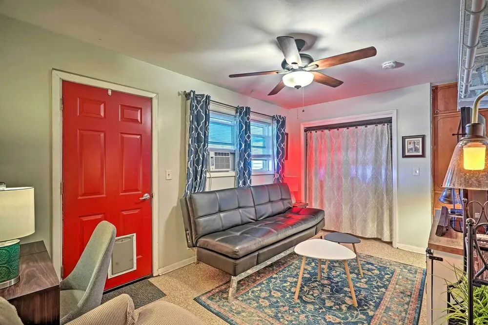 Quaint Garden City Studio w/ Hot Tub: Pets Welcome