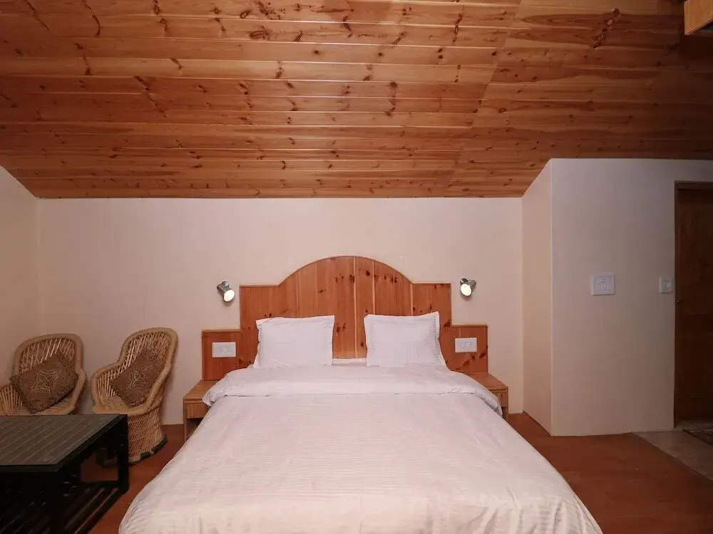 OYO 13696 Home 3BHK River Side Cottage Manali