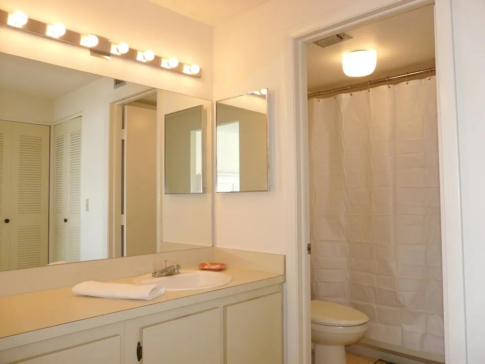 Sun-bright Beachfront Condo With Pool/tennis Courts