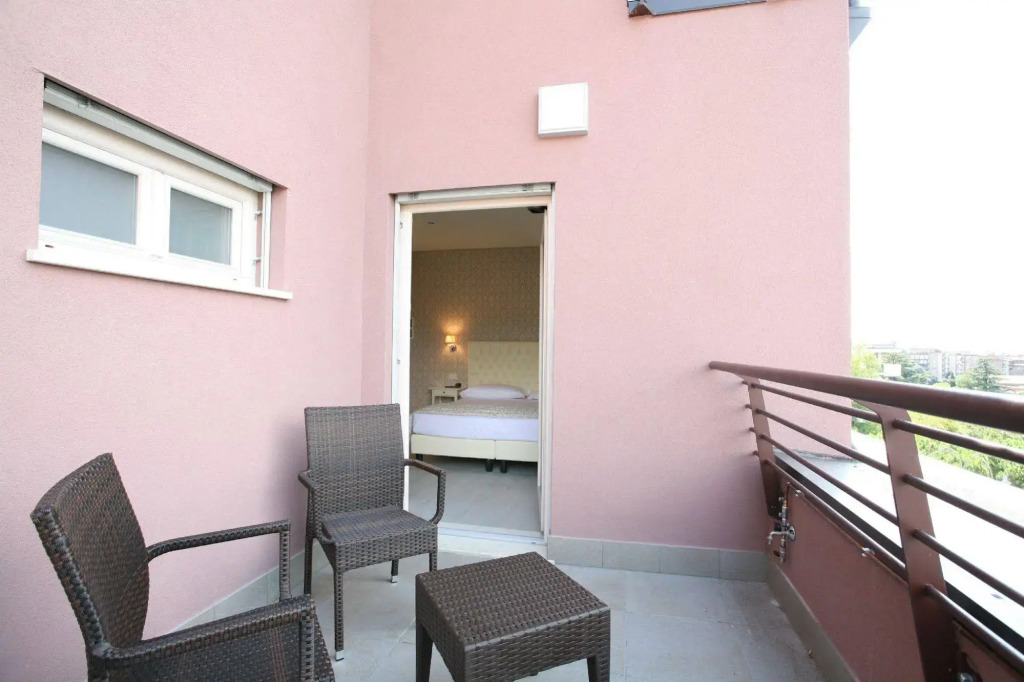 Nuova Opera Rooms & Apartments
