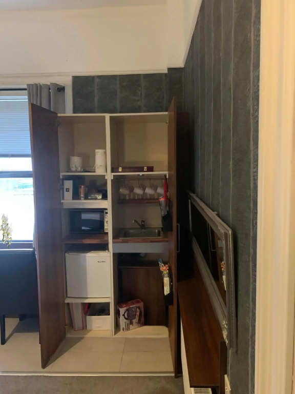 Upstairs Studio - Private kitchenette and Small en-suite