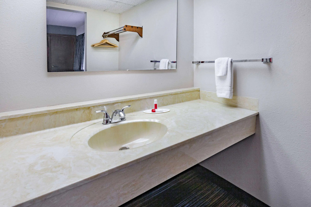 Days Inn & Suites by Wyndham St. Ignace Lakefront