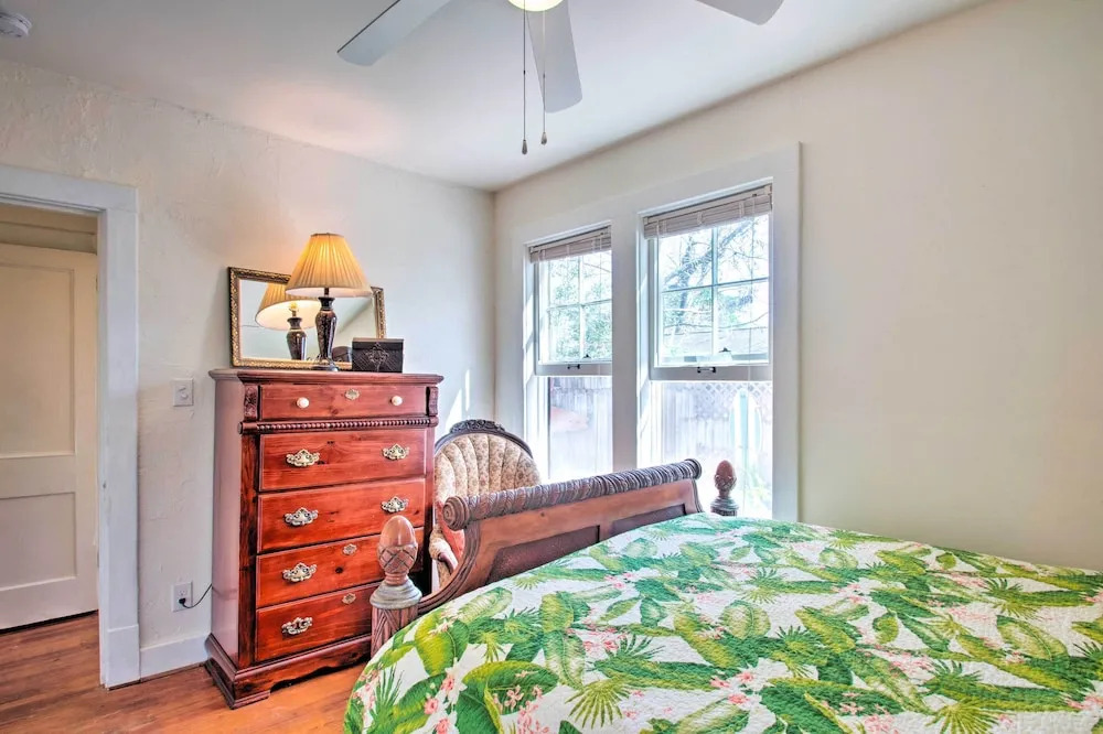 Colorful Pensacola Oasis: 1 Block to Bayview Park!