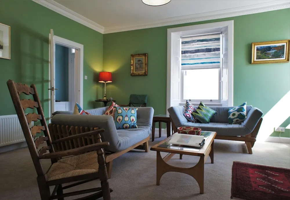 Fantastic 2 Bedroom, Spacious and Great Location!