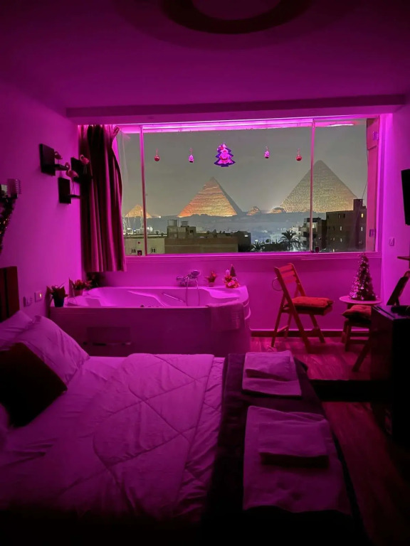 Full Pyramids View Apartment with Balcony For 8 P