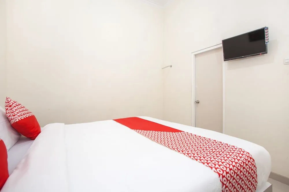 Oyo 1295 Linns Family Residence