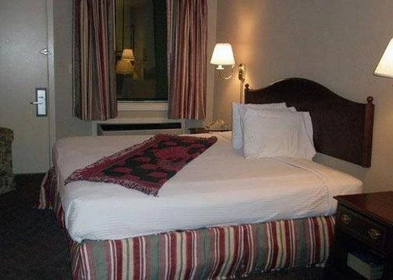 Econo Lodge Inn & Suites Charlotte