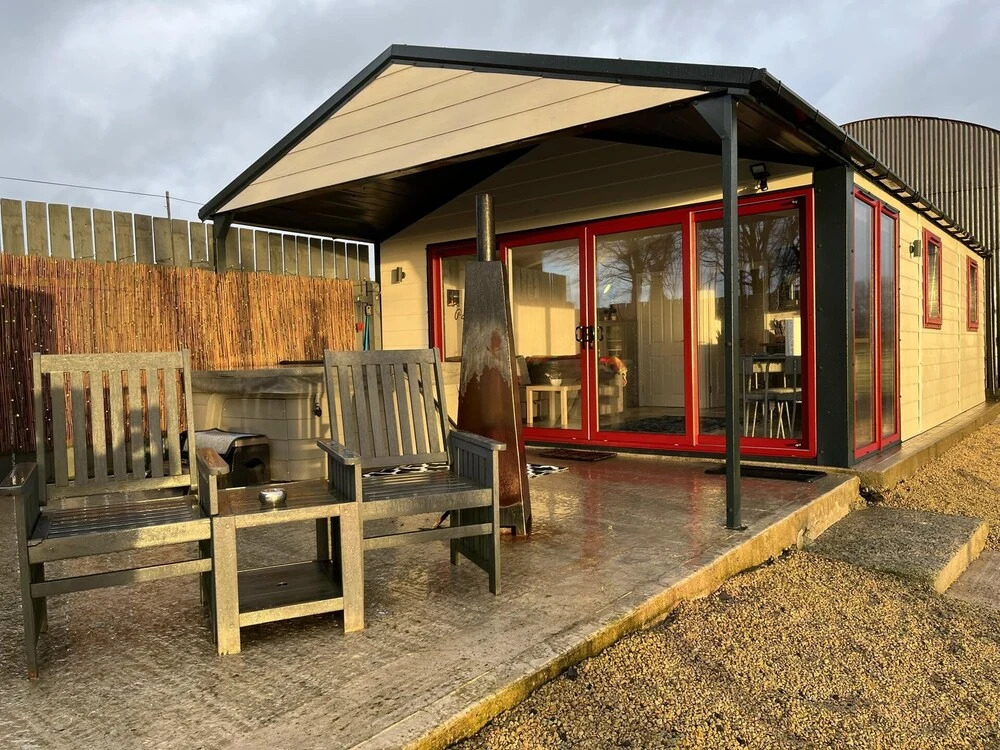 Deerfin Rentals. Private Chalet with Hot Tub