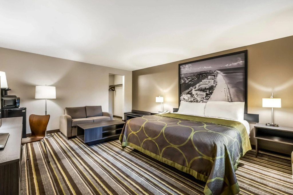 Super 8 by Wyndham Riviera Beach West Palm Beach