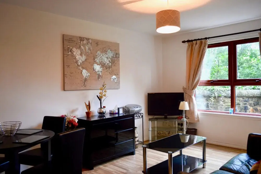 Spacious 2 Bedroom Ground Floor Flat in Leith