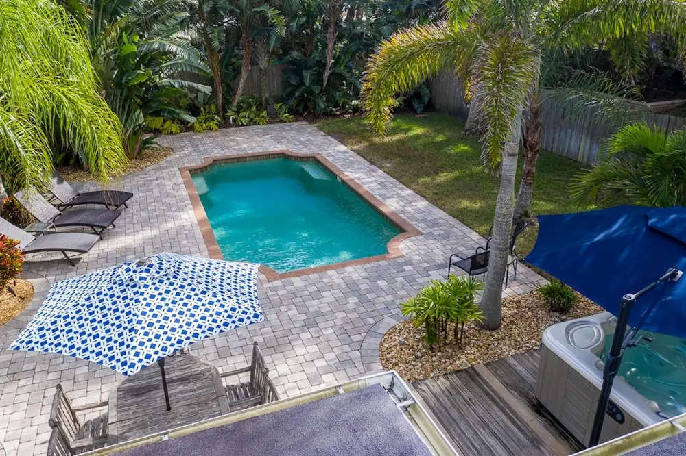 Turtle s Nest Pool Home Hot Tub Walking Distance to the Beach - 821 E 11th