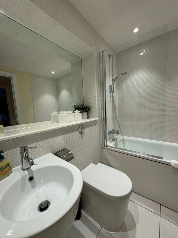 Contemporary 2BD Flat W/balcony Canary Wharf!