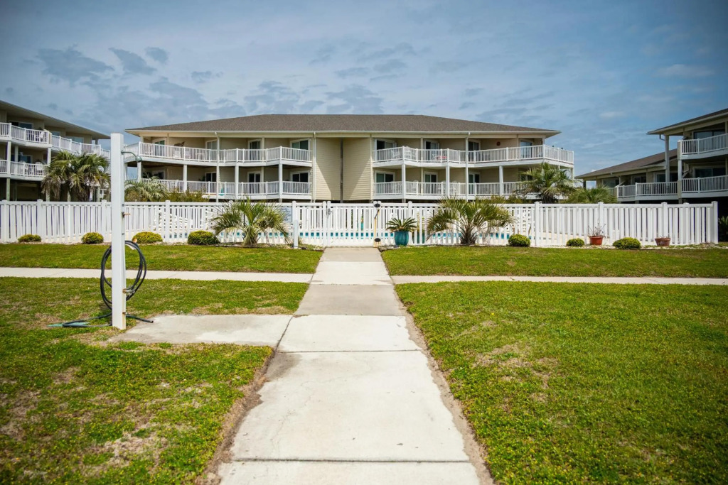 Southern Shores Oak Island Oceanfront with Pool Villa