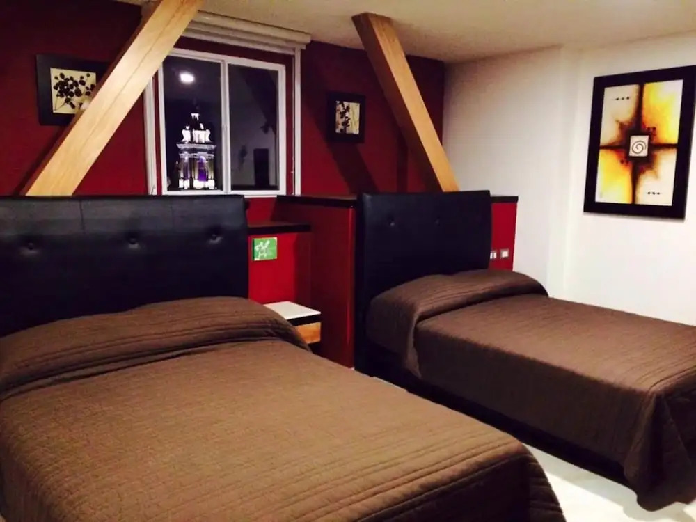 Hotel Leones