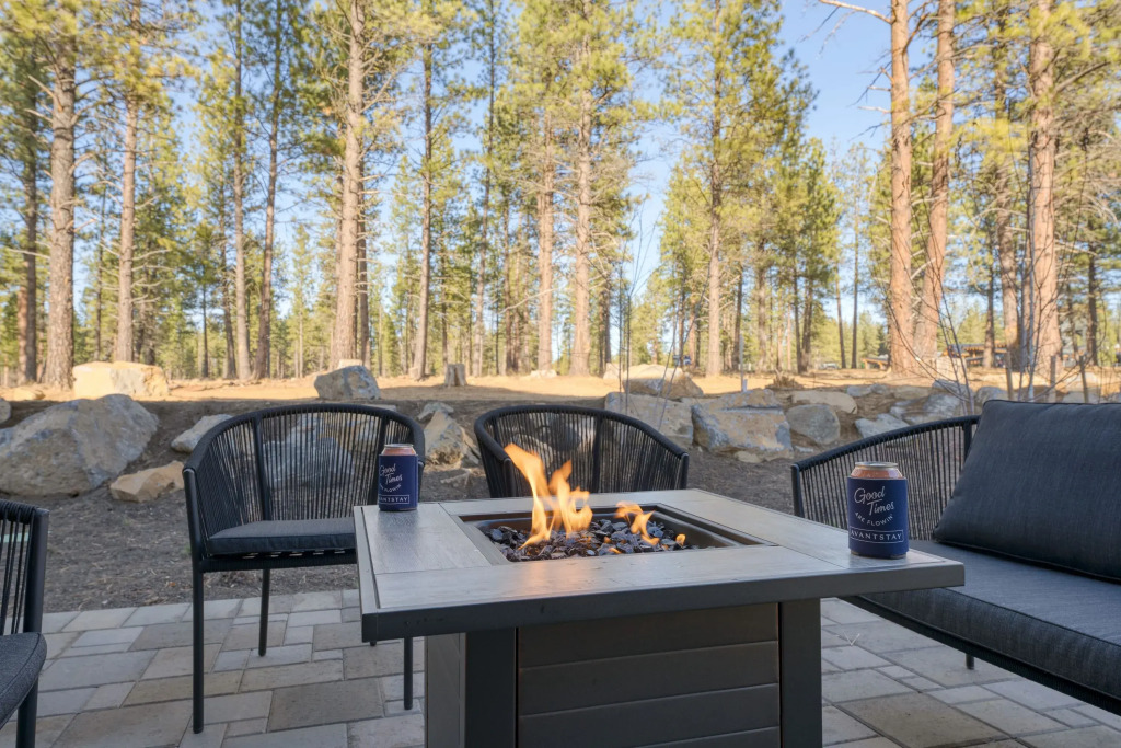 Grand Fir by Avantstay Hot Tub and Firepit