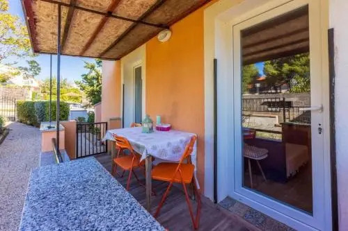 Apartments Davor 1676
