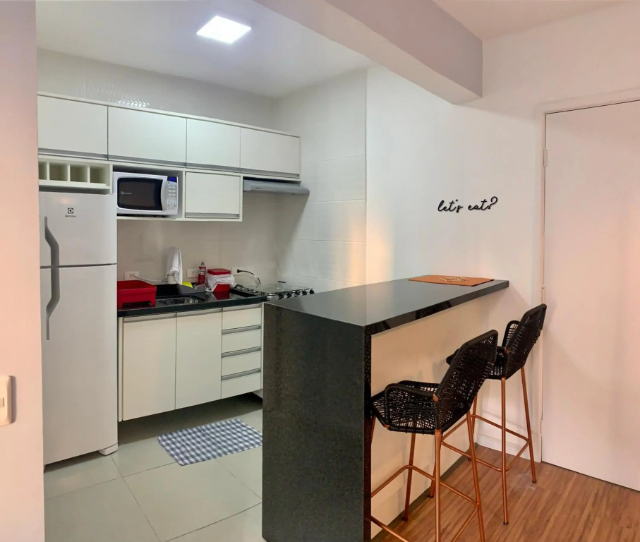 707- Apartamento Encantador, amplo e decorado, quarto, sala, cozinha, mobiliario moderno, cozinha completa com utensílios , Excelente vista da cidade e localização privelegiada no bairro Bigorrilho