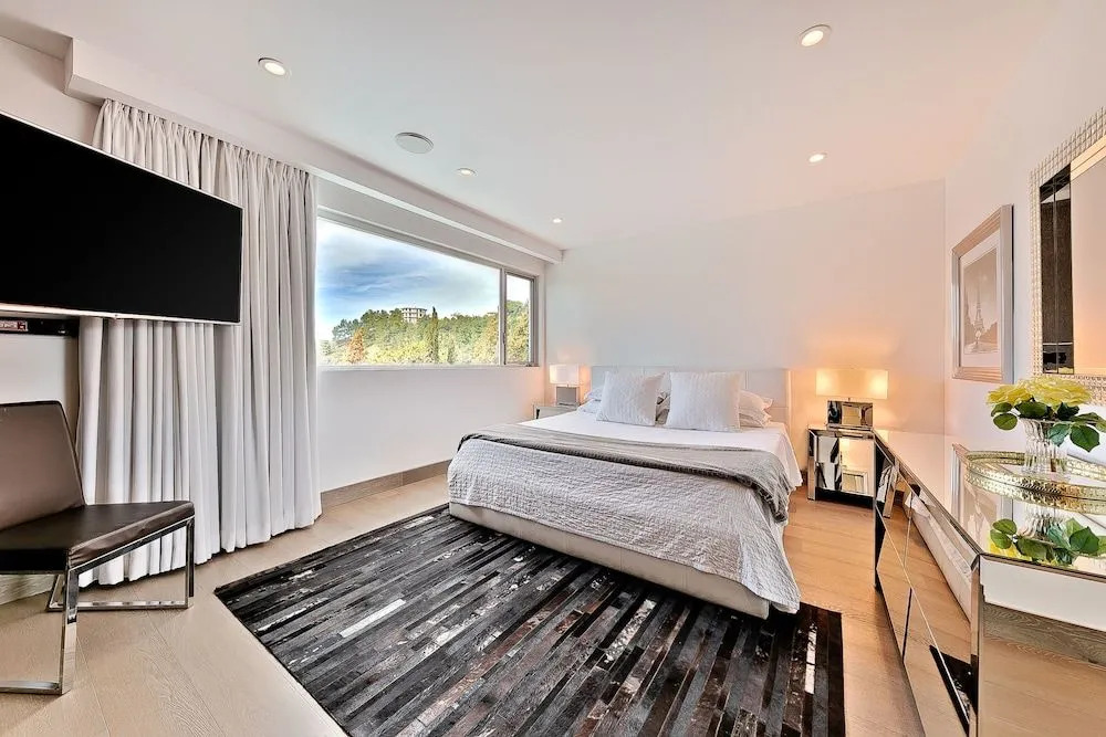 Hollywood Estate With Stunning Views