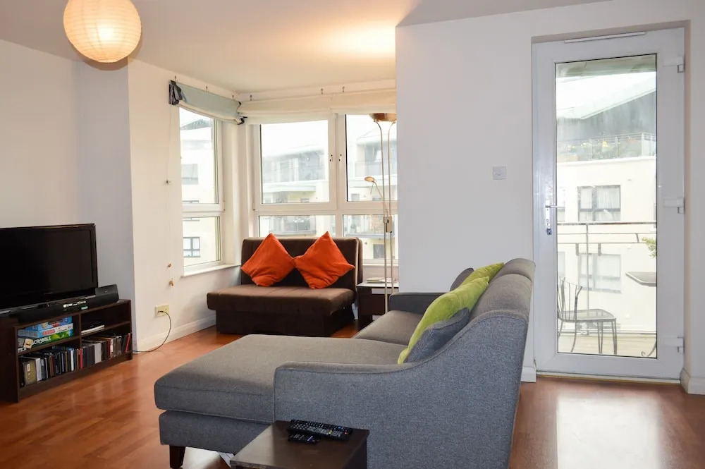Modern 1 Bedroom Apartment With Balcony