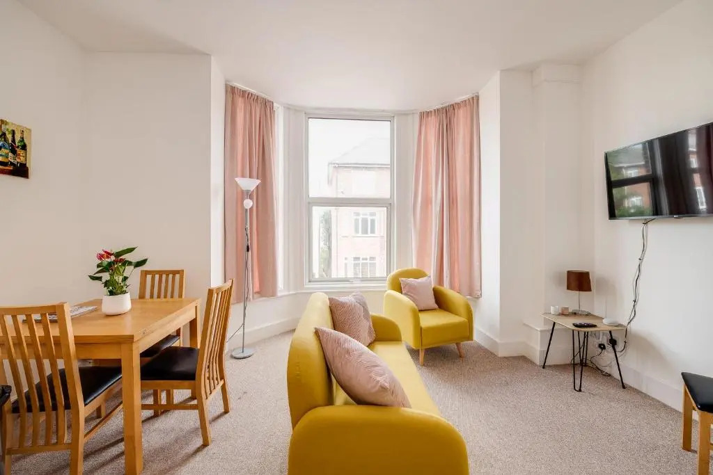 Bright 2 bedroom in Southsea. 8 min walk to seafront