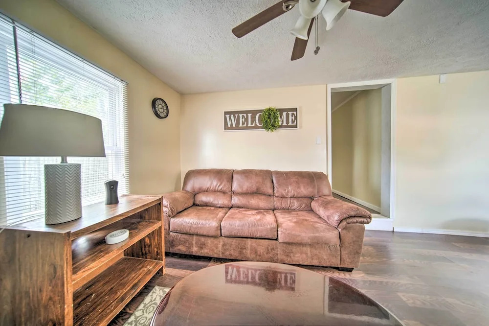 Geneva-on-the-Lake Cottage w/ Patio: Walk to Shore