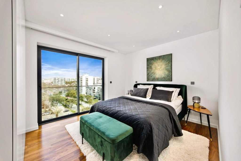 Luxorious Beachside Apartment w Pool & Seaview