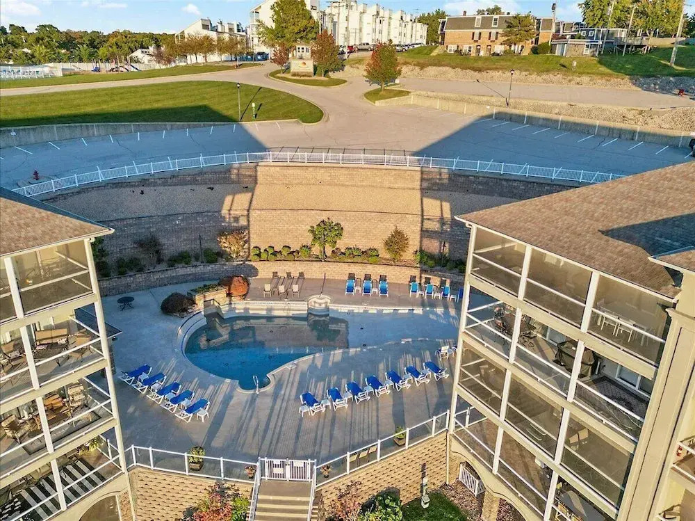 Nautical-inspired Lakefront Unit w/ Awesome Views