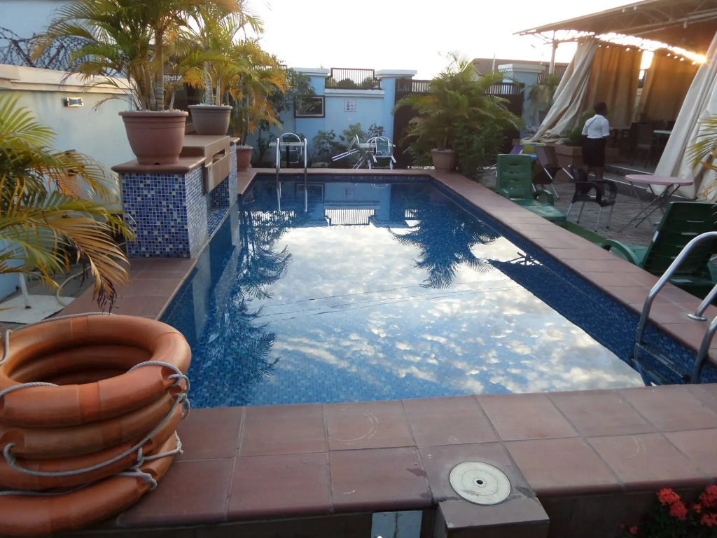 Отель Alheri Suites