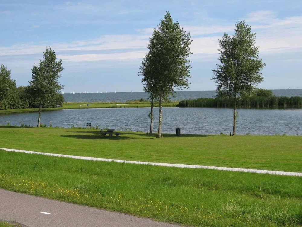 Tidy Bungalow With Dishwasher, Close to the Water