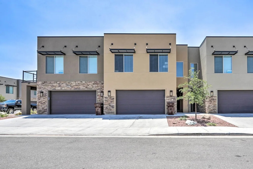 Luxury Downtown Moab Townhome w/ Pool Access!