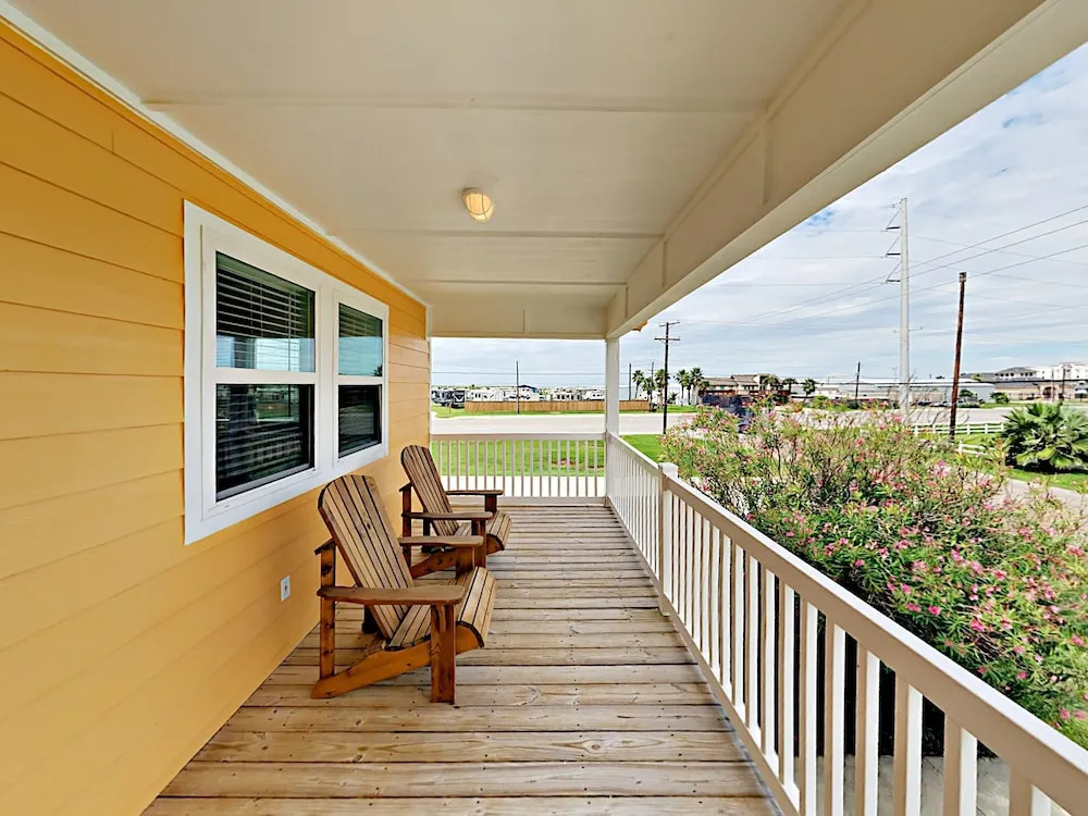 Royal Palm Home 3 Bedrooms 2 Bathrooms Home