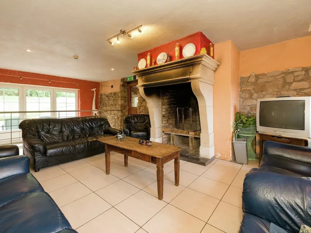 Glorious Holiday Home in Wéris with Hot Tub