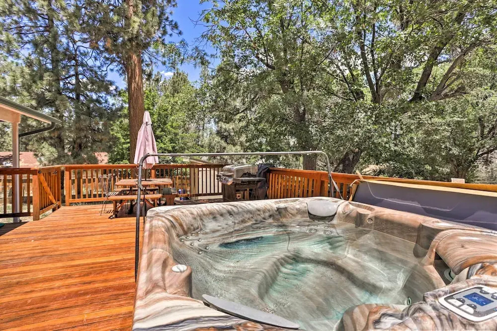 Hot Tub & Deck: Big Bear Gem Near Resorts!