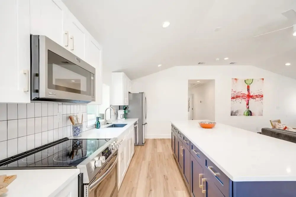 Modern 3 2 two Kings hot tub Fire pit 16min to Wine Trail Nearby Pickleball Courts Pools