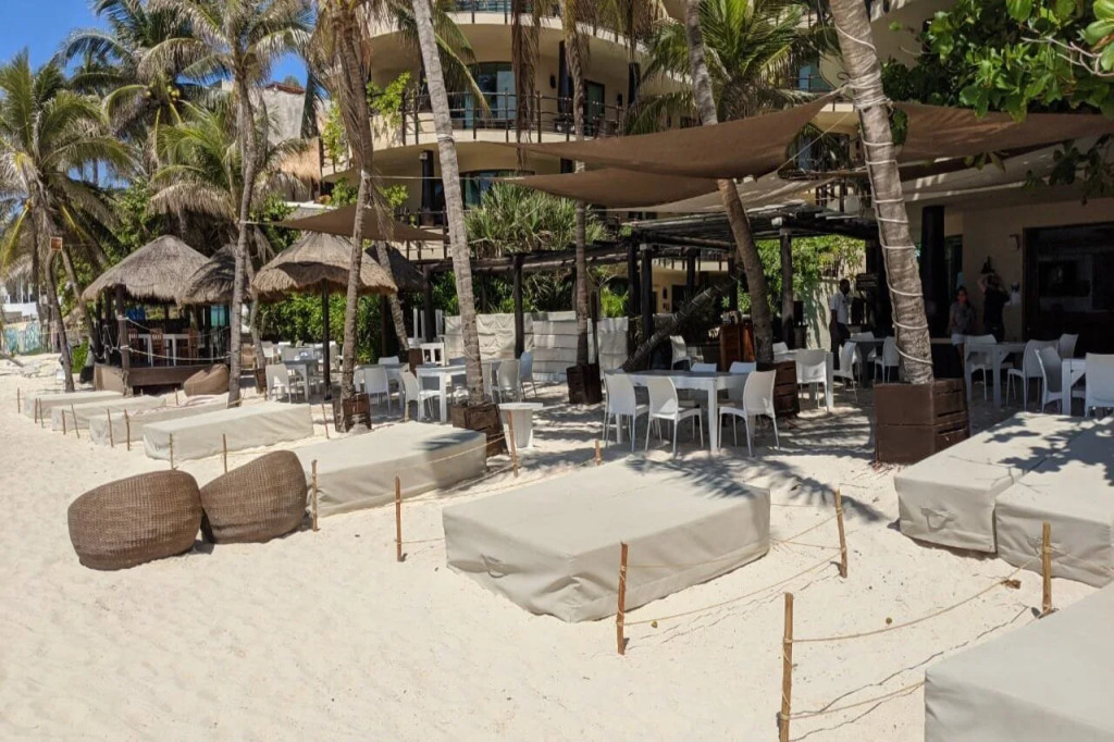 El Taj Oceanfront and Beachside Condo Hotel