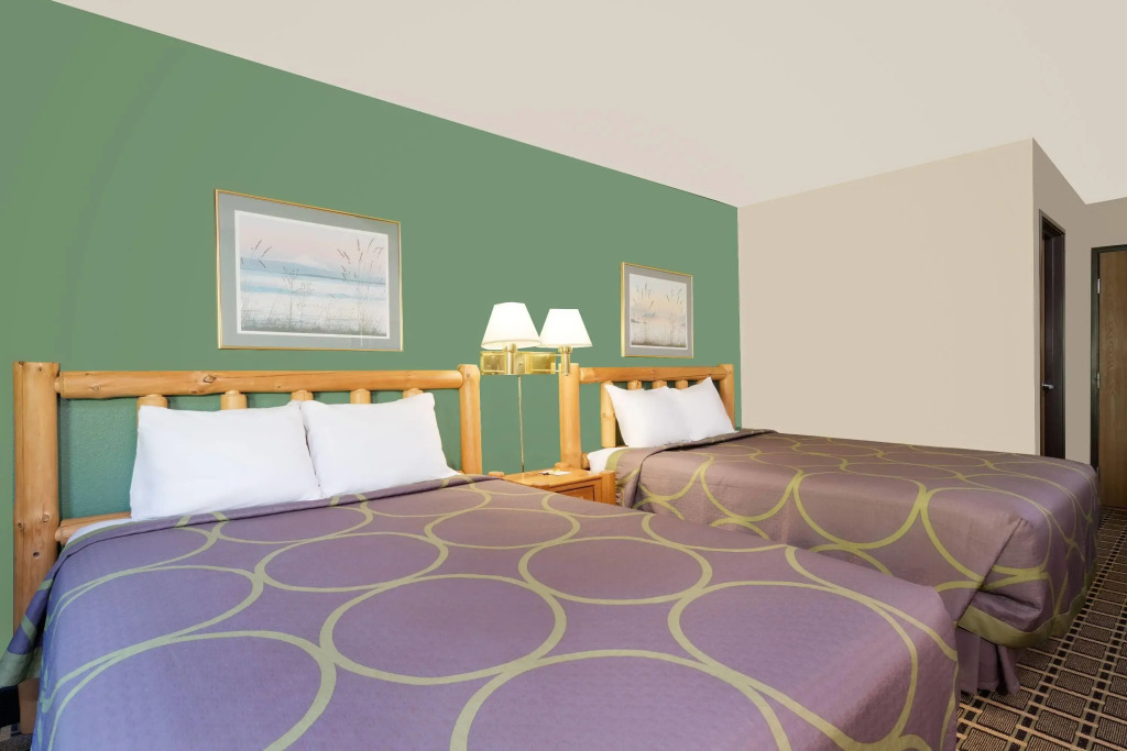 Super 8 by Wyndham Cloquet