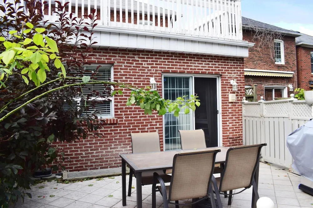 Spacious Artistic House in Toronto