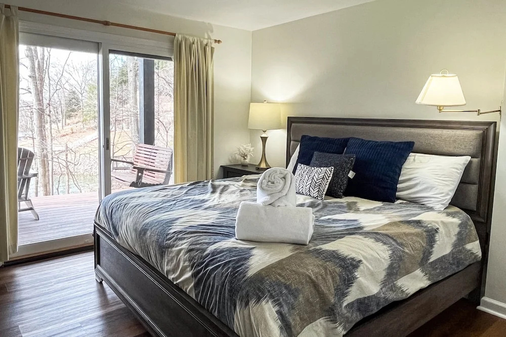 Lakedaze - Spacious Dog-friendly Lakefront House W/dock, hot tub & Putting Green