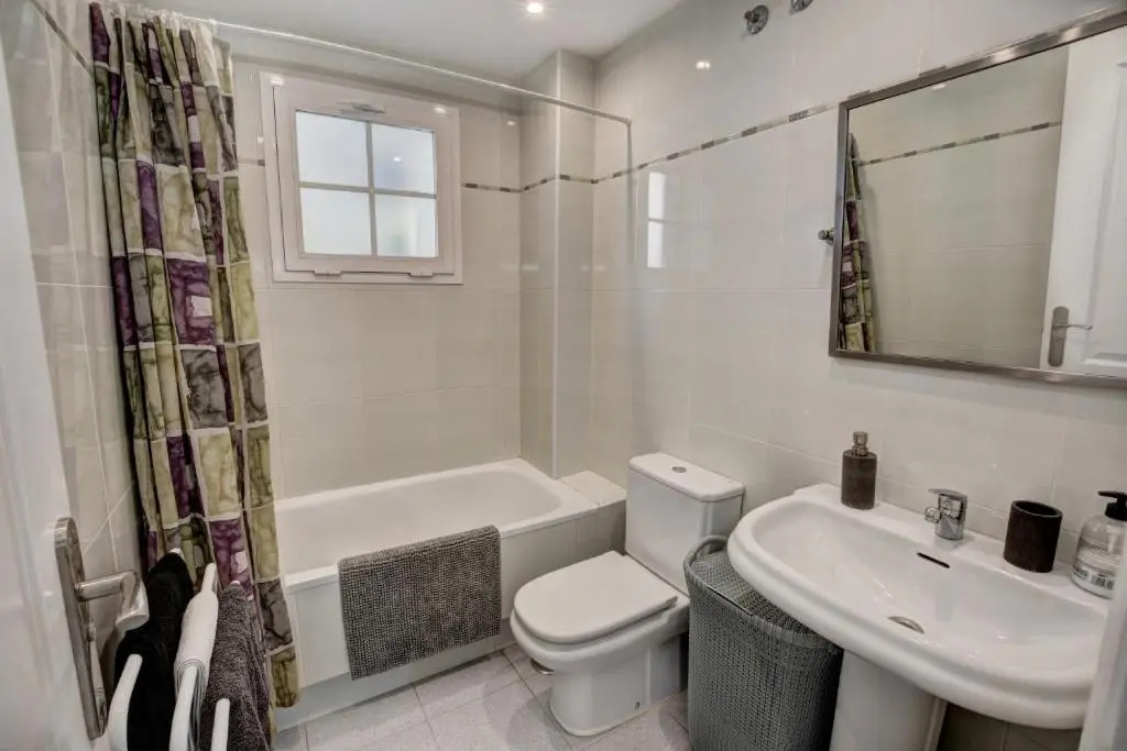 TIMON II, Luxury 3 bedroom Beachside Apartment